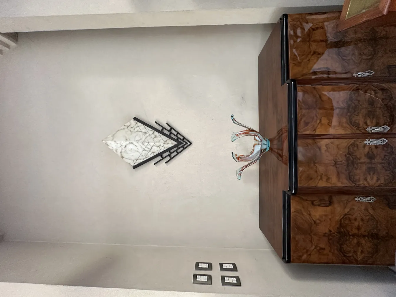 古董一對壁燈風格獨特，懸掛於牆上