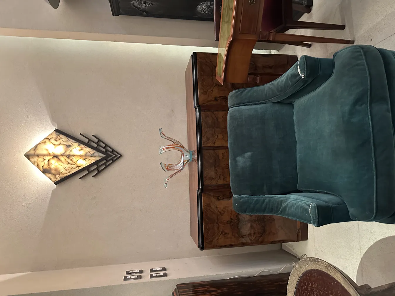 Coppia di applique antiche con luce calda, design elegante. Contorno distintivo.