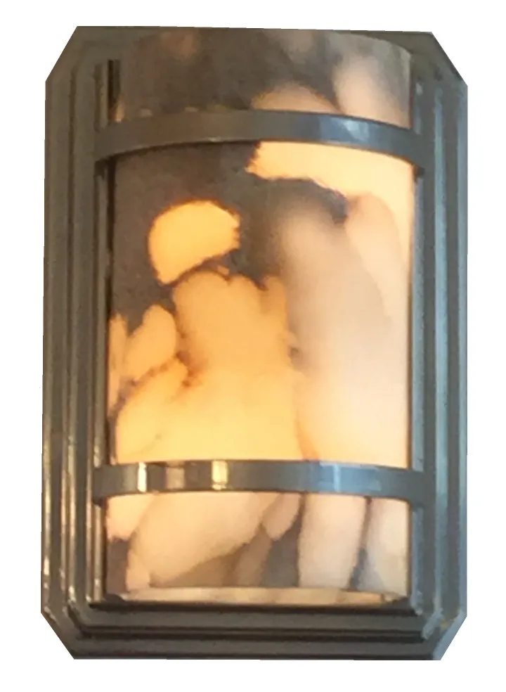 Coppia di applique antiche con base in metallo e paralume in vetro che illuminano un muro.