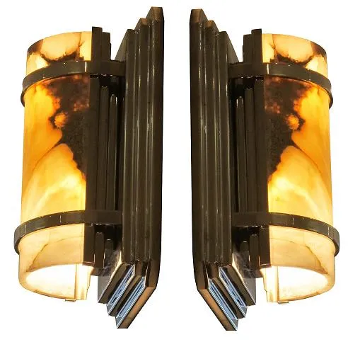 Paire d'appliques anciennes avec lumière chaude et design élégant.