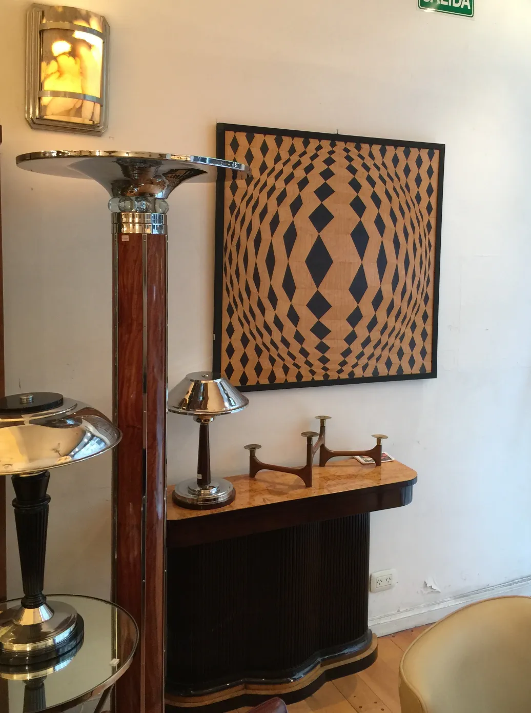 Coppia di applique antiche in stile modernista che illuminano un ambiente elegante, con decorazione moderna sullo sfondo.