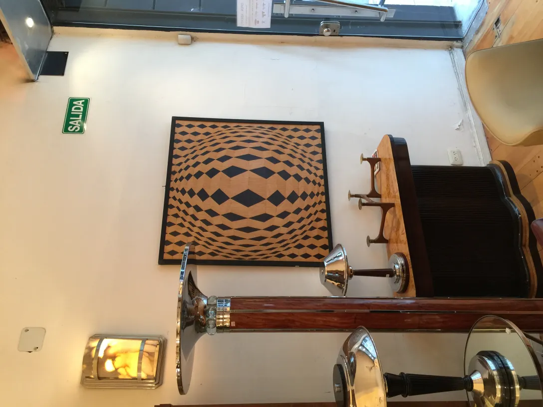 Antigua par de luminárias de parede com brilho metálico, em um ambiente decorativo