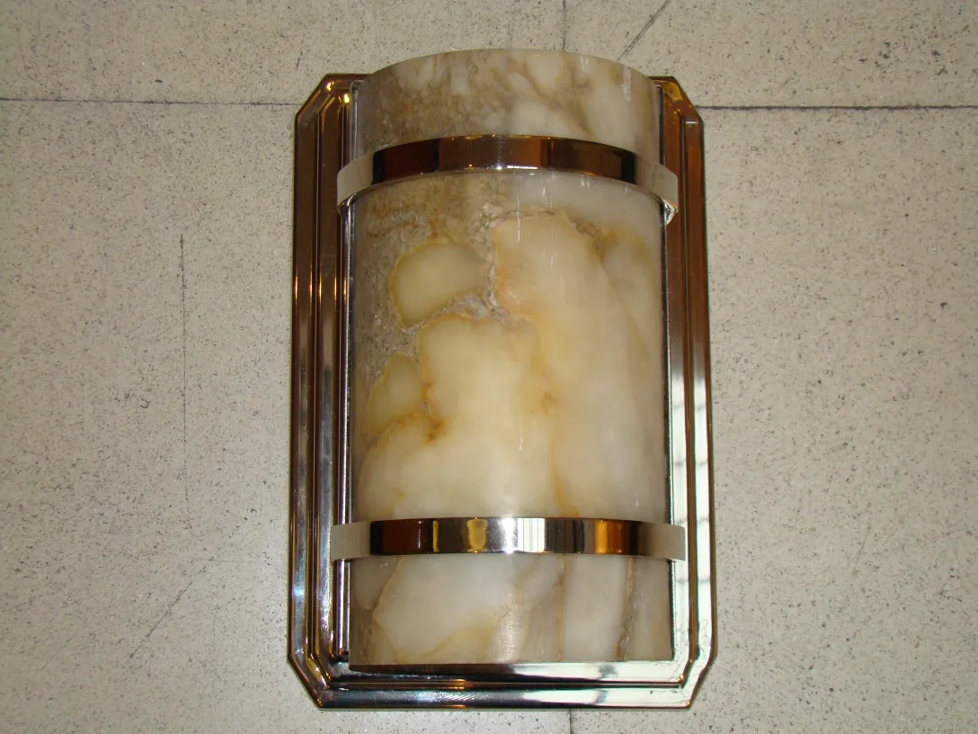 Par de apliques antiguos con base metálica, iluminan con elegancia.