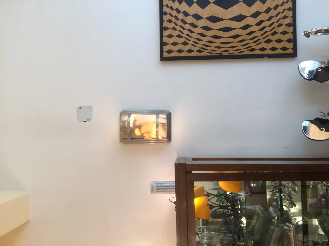 Paar antiker Wandleuchter, die die Wand beleuchten.