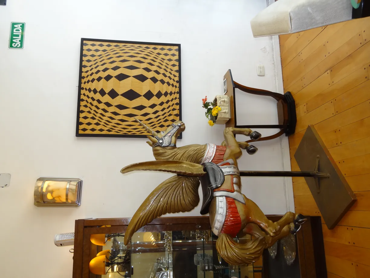 Antiga par de luminárias de parede decorativas com design elegante e fundo artístico.