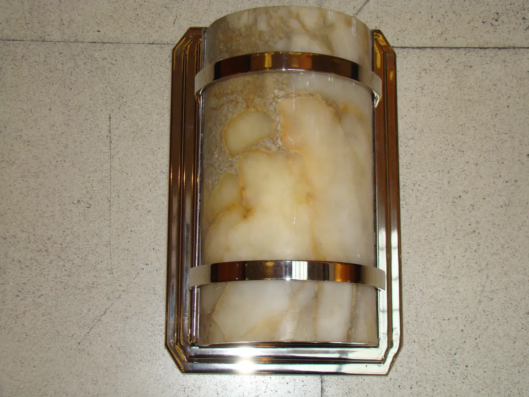 Coppia di applique antiche con design elegante