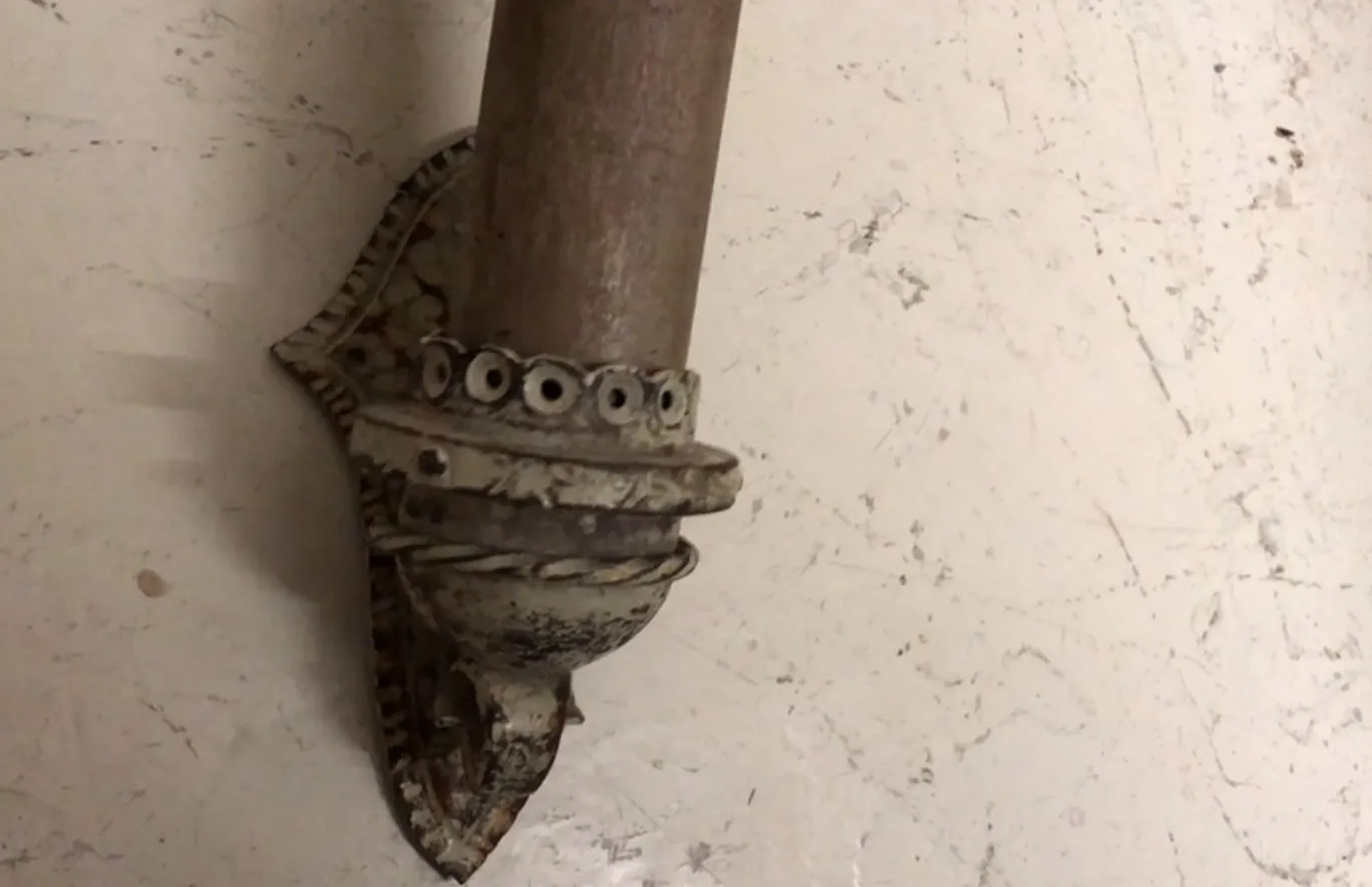 带装饰细节的古董壁灯一对