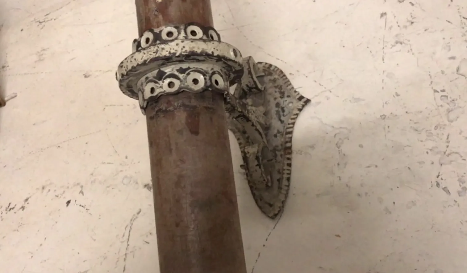 Coppia di applique antiche di Gilbert Poillerat, con dettagli decorativi, ambientate in un contesto chiaro.