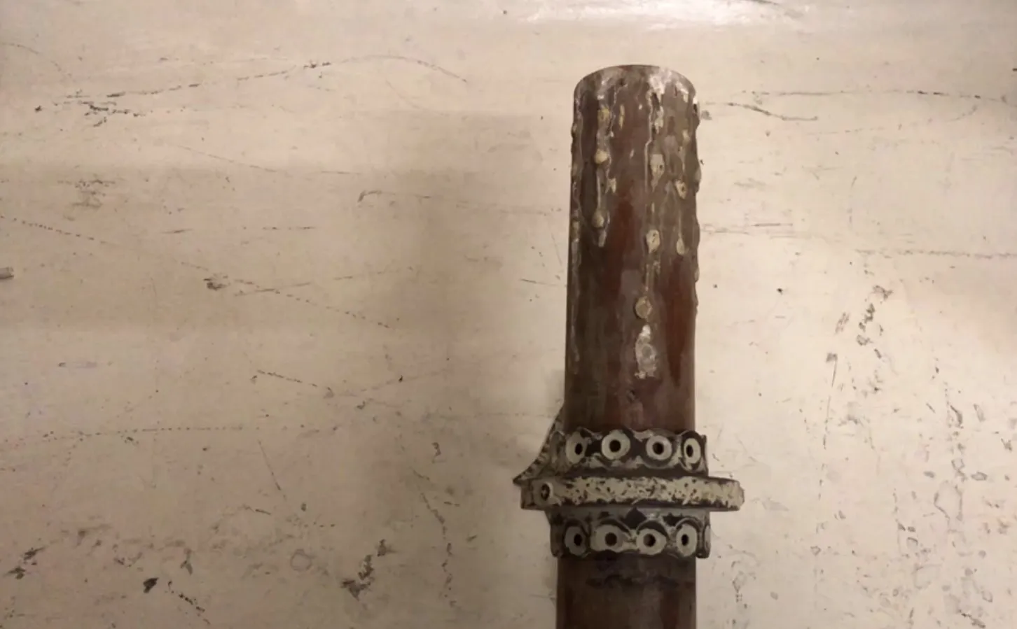 Antiguo par de apliques con detalles decorativos en un ambiente cálido