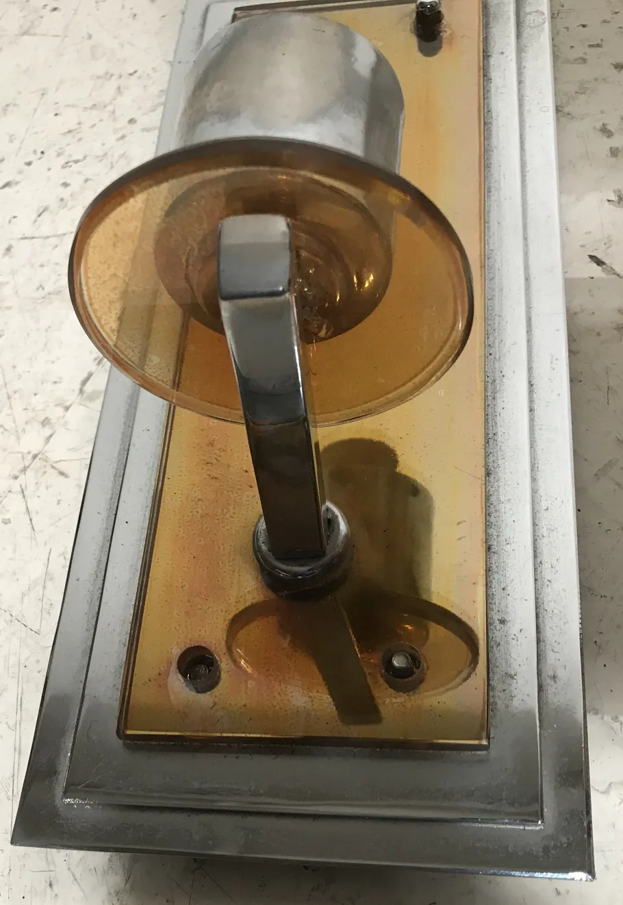 Par de apliques antiguos con base metálica y paneles de cristal