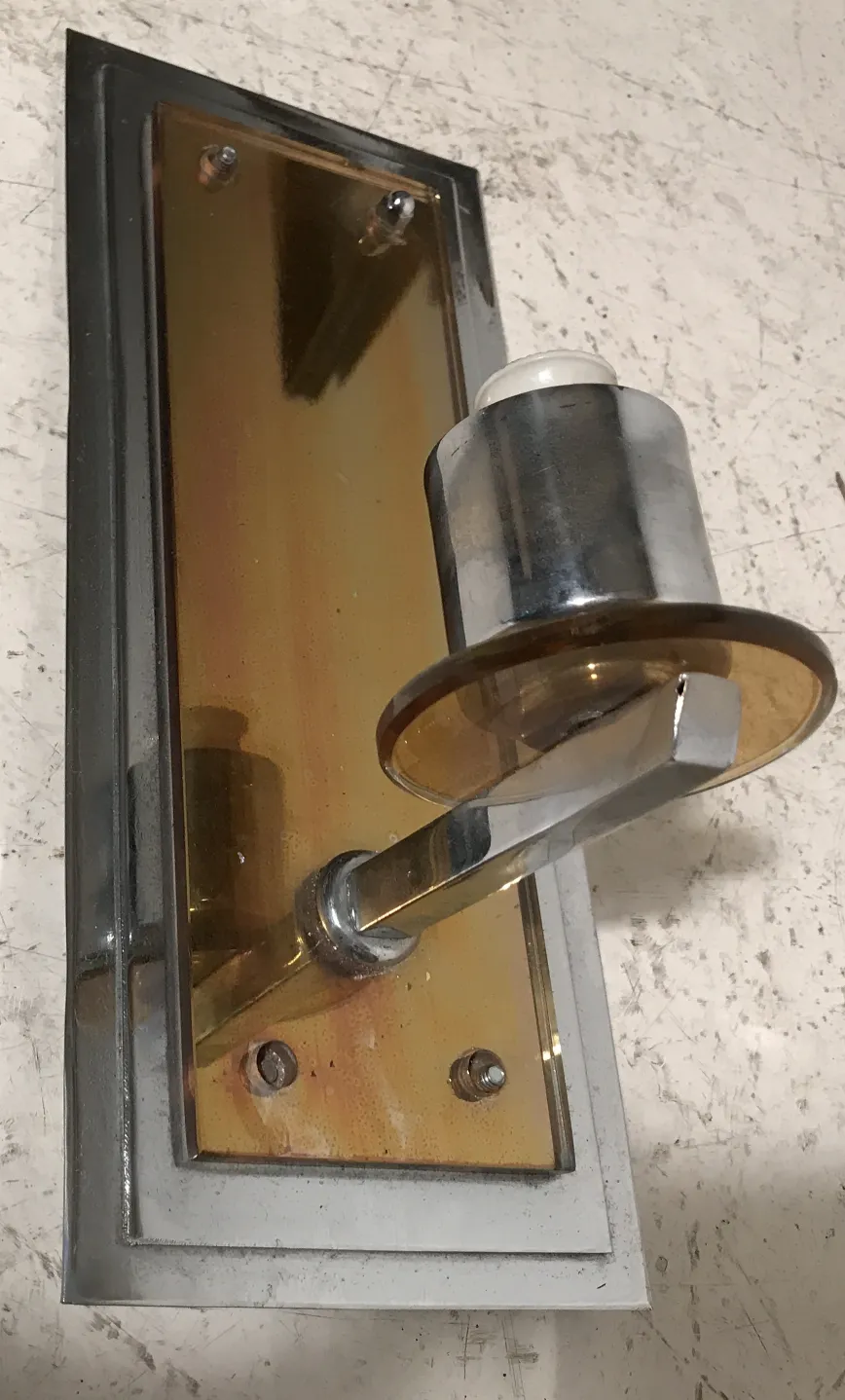 古典设计的壁灯，带有黄铜反射器，古老