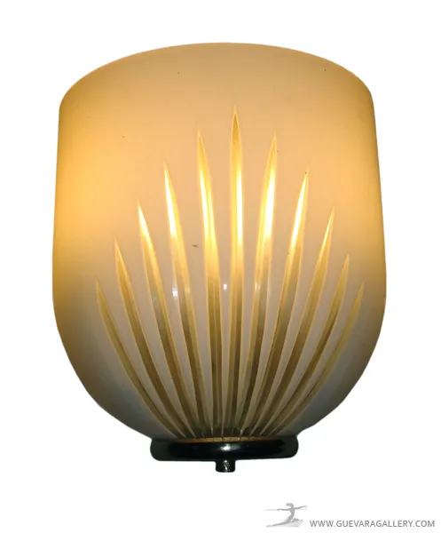 Applique antique avec un design en relief, illuminant doucement l'espace.