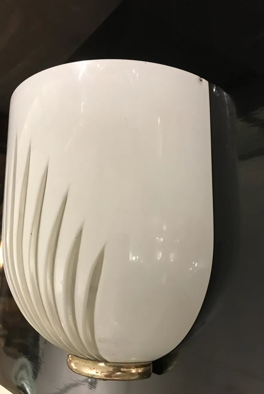 Par de apliques antiguos con diseño elegante en blanco y dorado