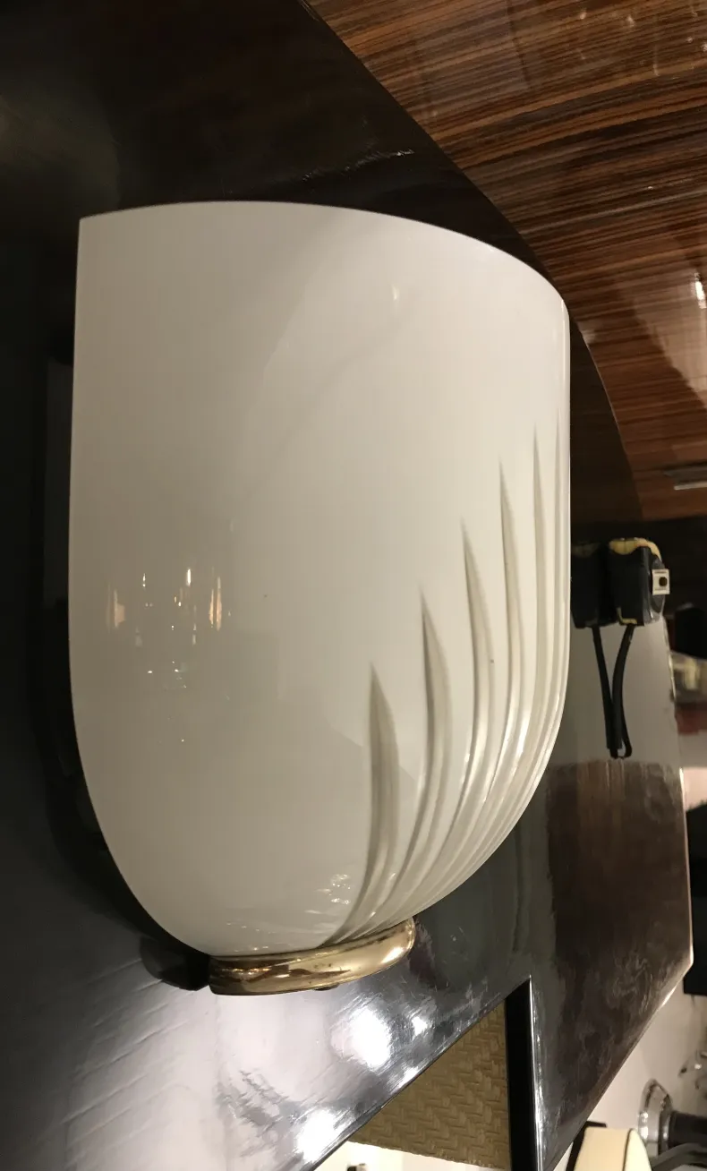 Coppia di applique antiche con design elegante, colore bianco