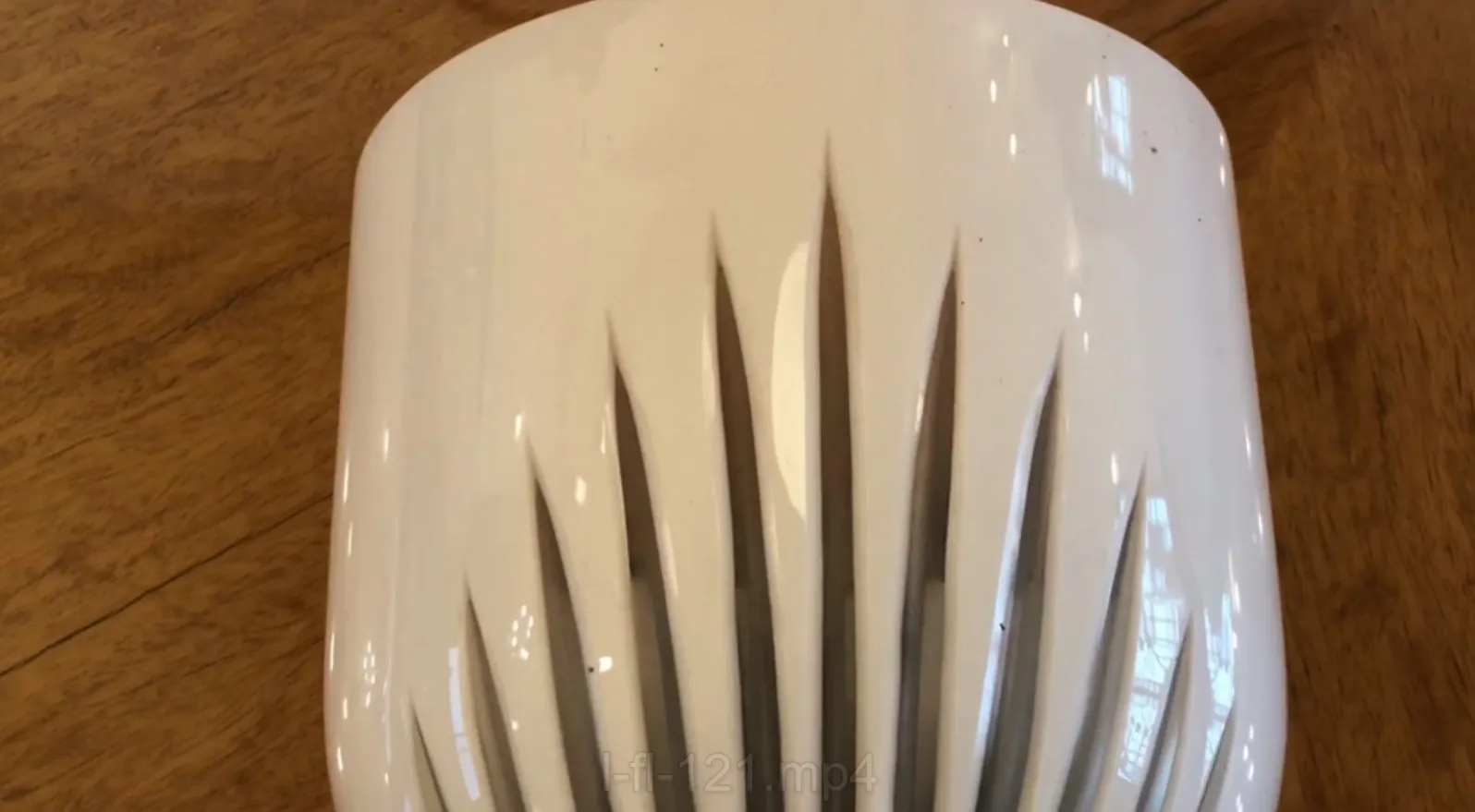 Coppia di applique antiche con design elegante, colore bianco, per decorazione interna.