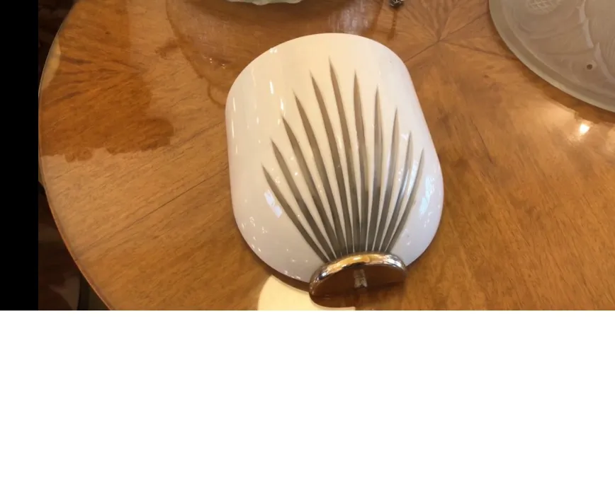 زوج من مصابيح الجدار القديمة بتشطيب أبيض وتفاصيل أنيقة. إعداد كلاسيكي.