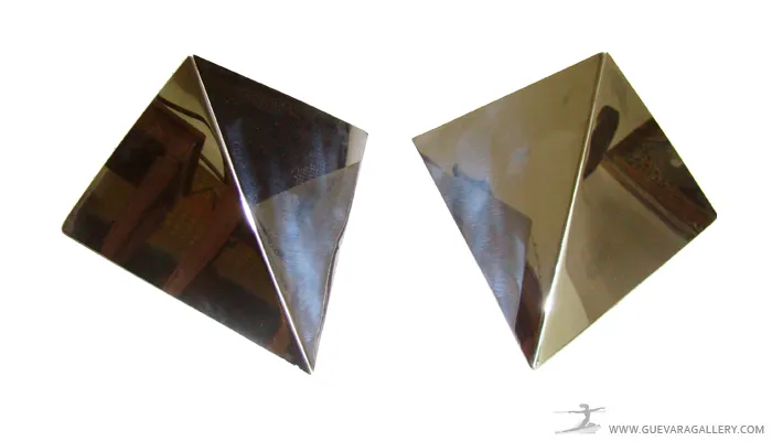 Paire d'appliques antiques en forme de pyramide brillante.