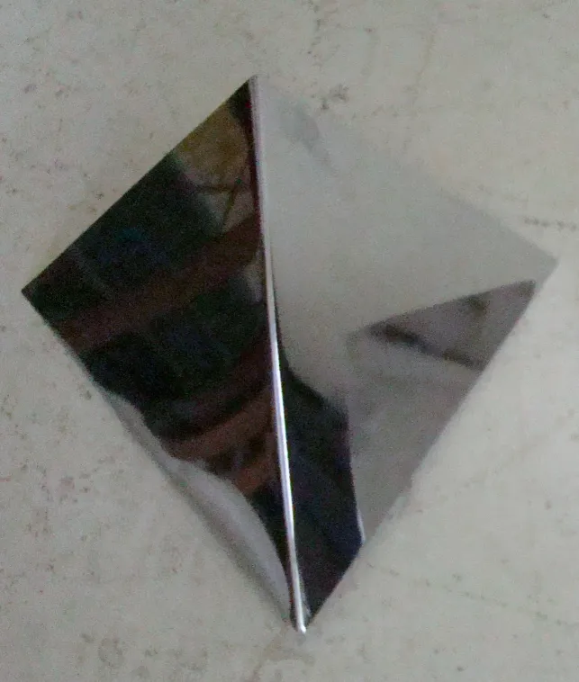 古董一对壁灯，具有华丽的菱形设计，装饰性强。