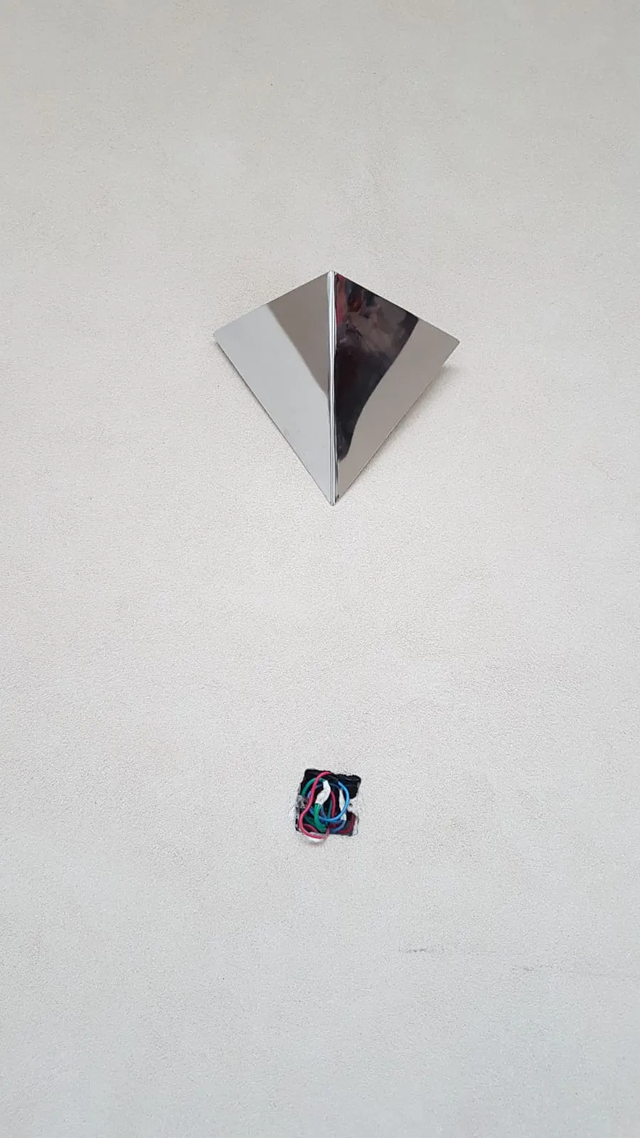 一对带现代设计的古董壁灯，安装在墙上。