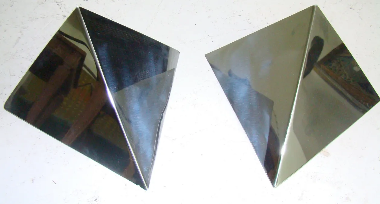 古董壁灯，几何设计，两个光亮的单元。