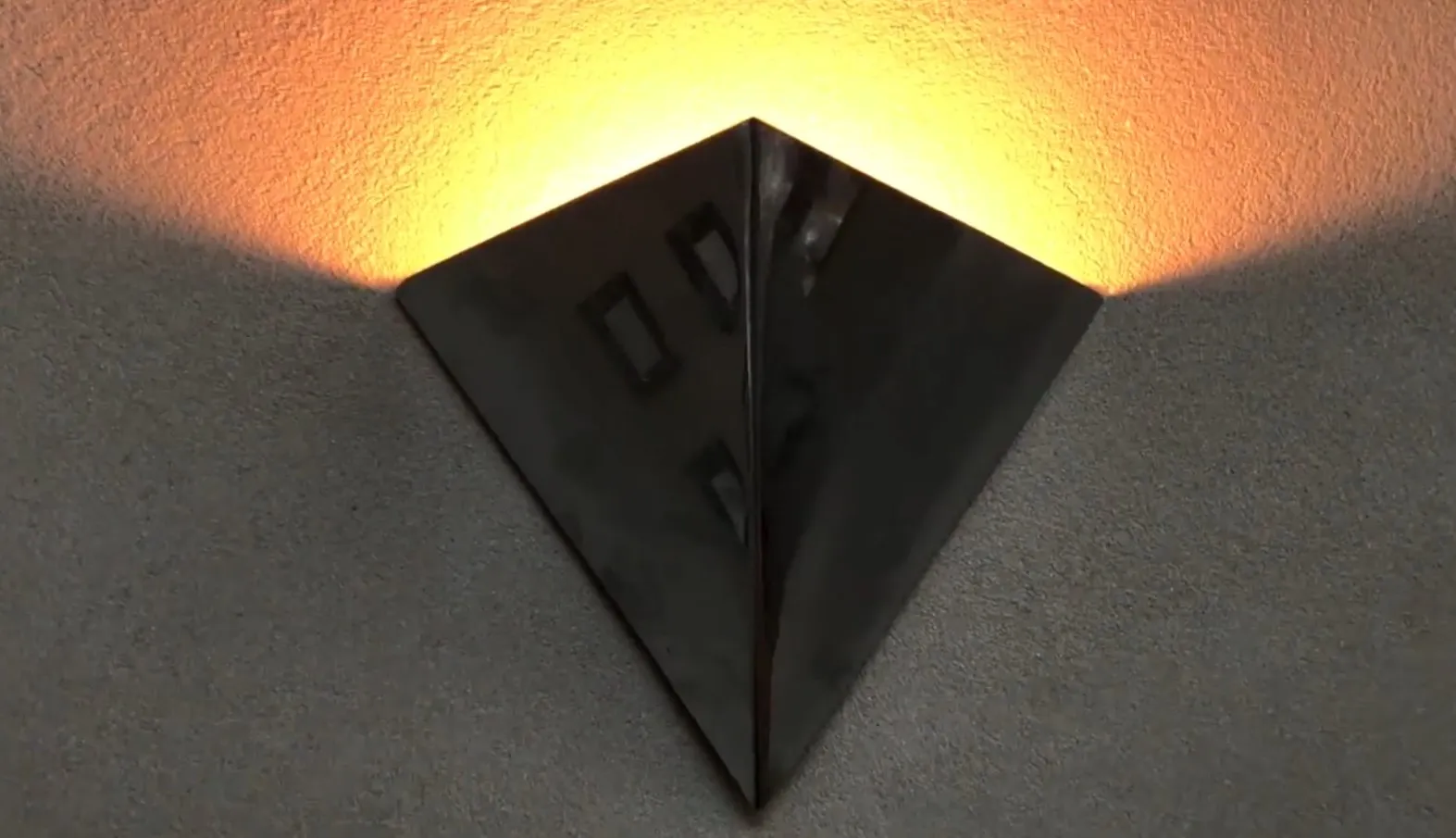 Apliques de parede antigos com luz quente em formato de diamante