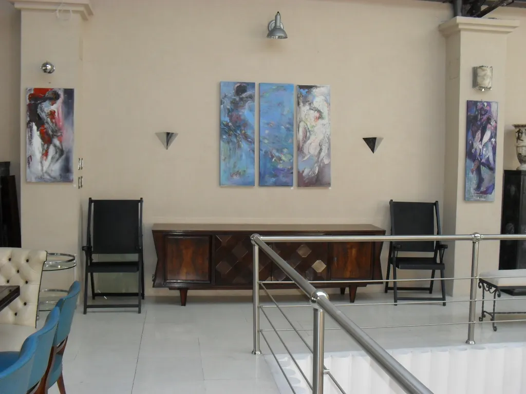 Deux appliques antiques sur un mur clair avec des peintures