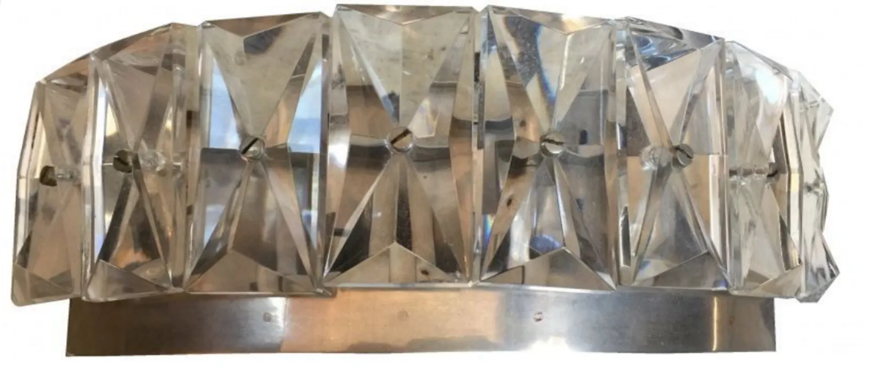 Paire d'appliques anciennes avec des cristaux brillants dans un cadre élégant.