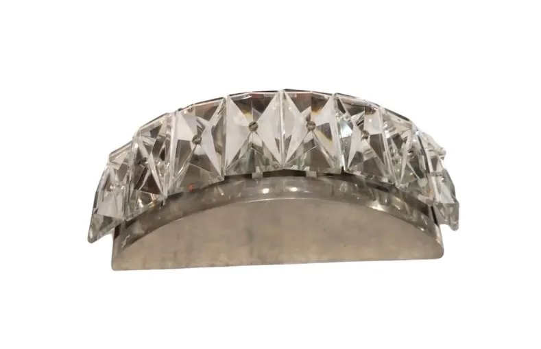 Paire d'appliques antiques au style sophistiqué avec des détails en cristal ajoutant de l'élégance à tout décor.