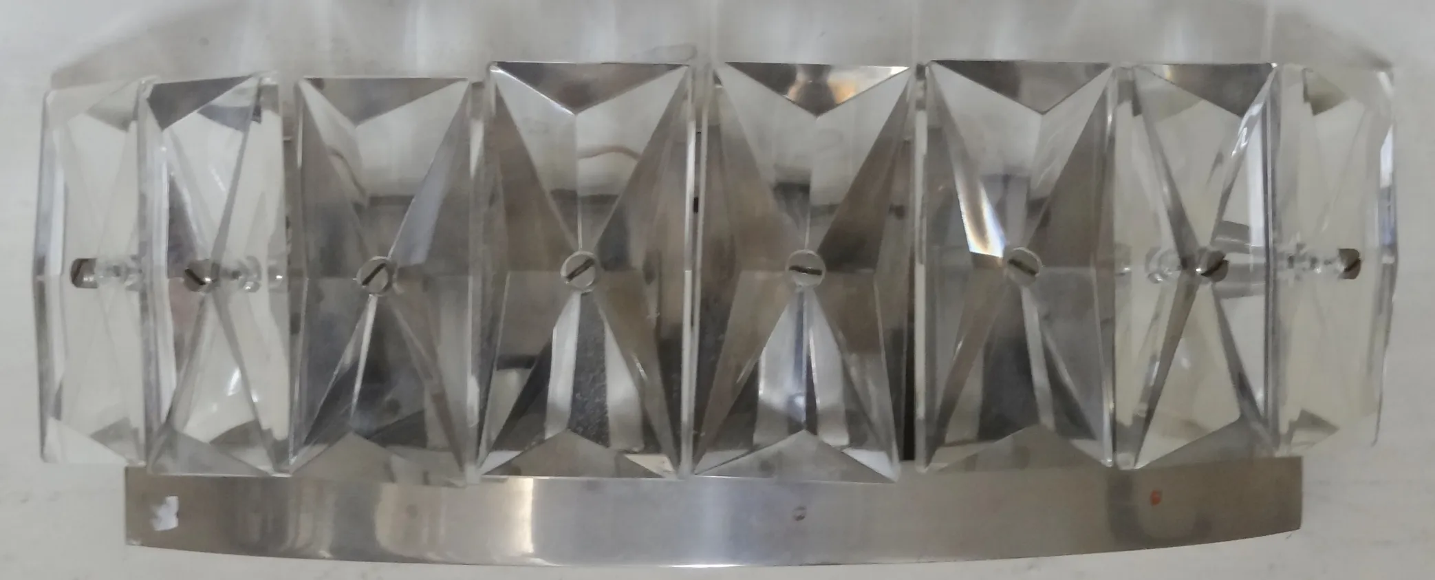 Paire d'appliques anciennes avec un design brillant et distinctif dans un cadre élégant.