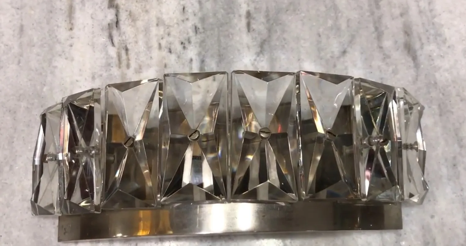 Paire d'appliques anciennes avec des cristaux brillants sur un fond clair