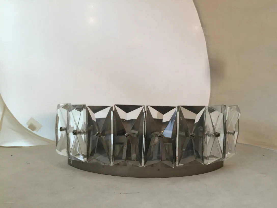 Paire d'appliques anciennes avec un design élégant en verre.