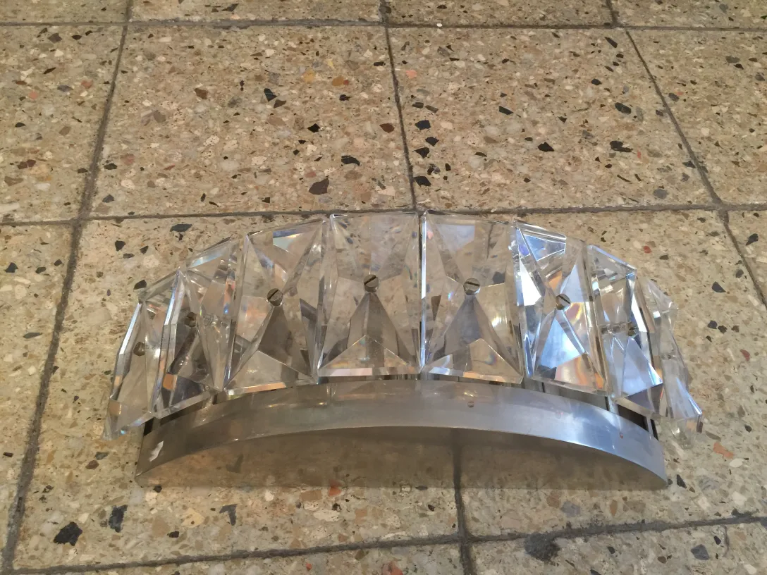 Applique antiche con design geometrico su sfondo scuro