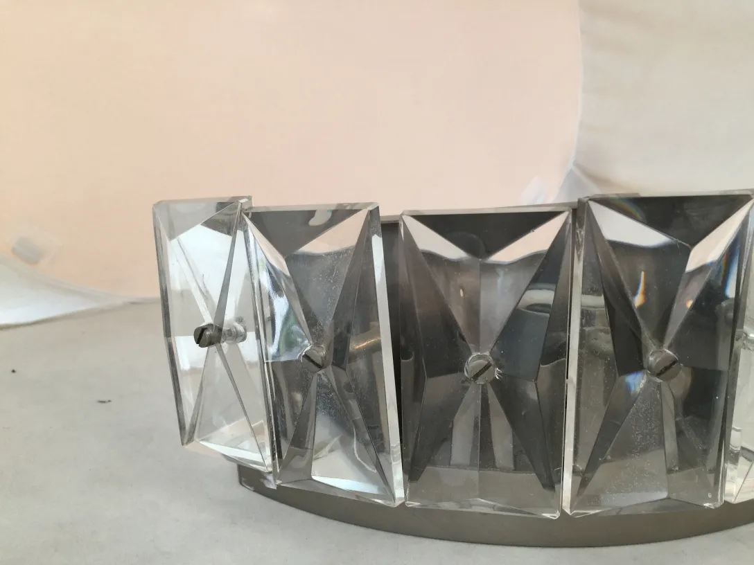 Par de luminárias de parede antigas com base elegante e cristal