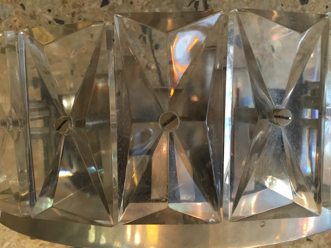 Par de apliques antiguos con diseño transparente, iluminan sutilmente