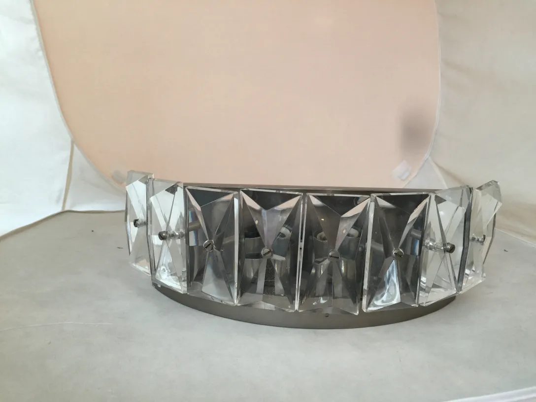 Coppia di applique antiche con design di cristallo brillante, che illuminano con eleganza.