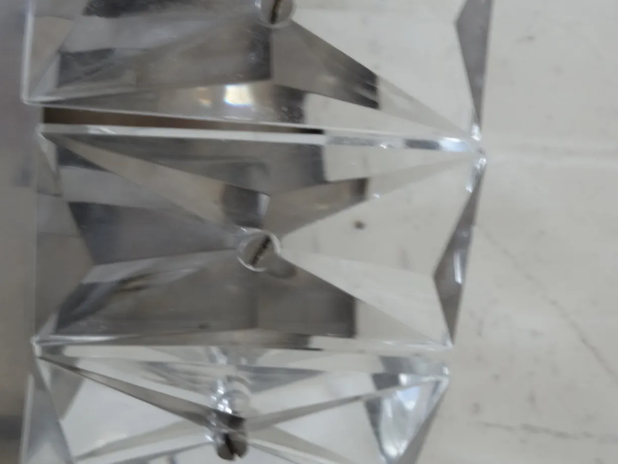 Par de apliques antiguos con diseño en cristal y detalles únicos en el ambiente