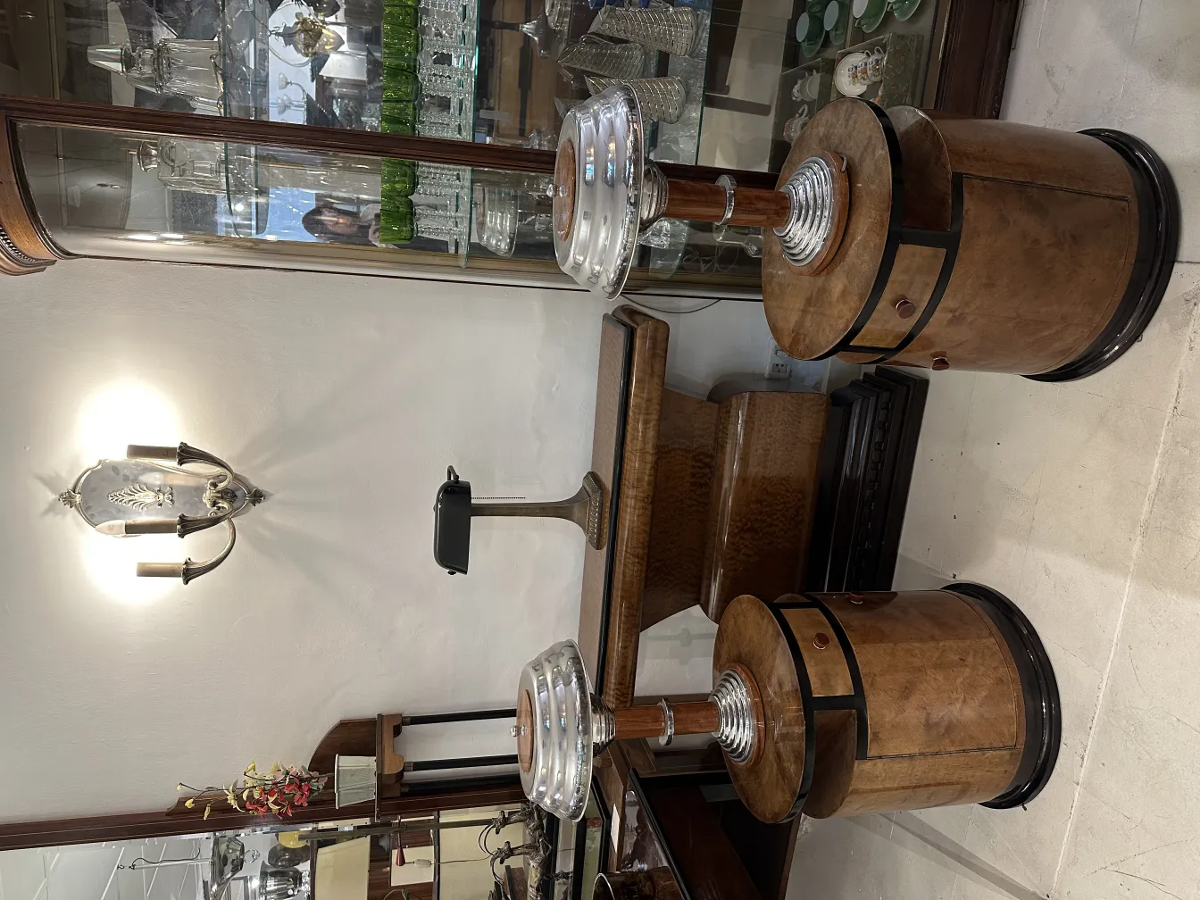 Par de luminárias de parede antigas com design elegante