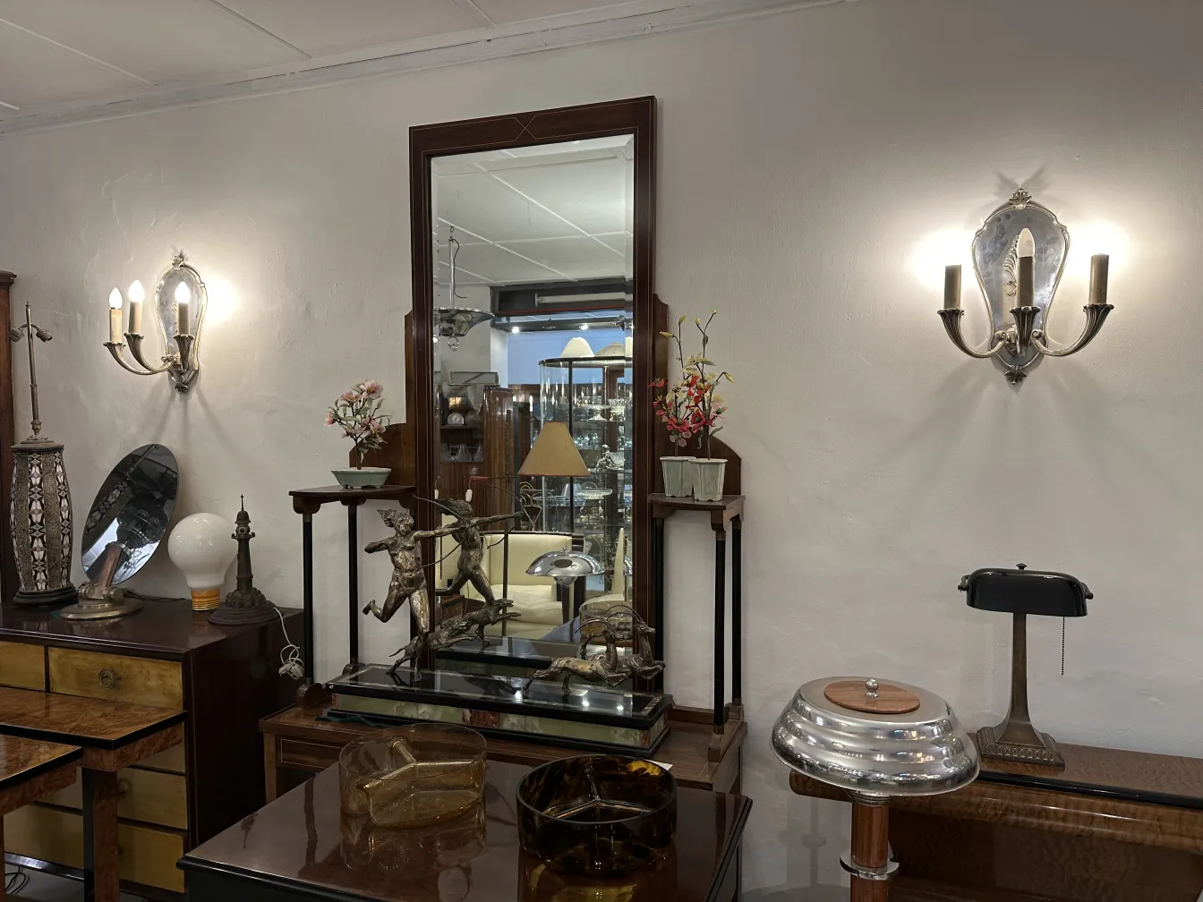 Par de luminárias de parede antigas em um ambiente elegante.