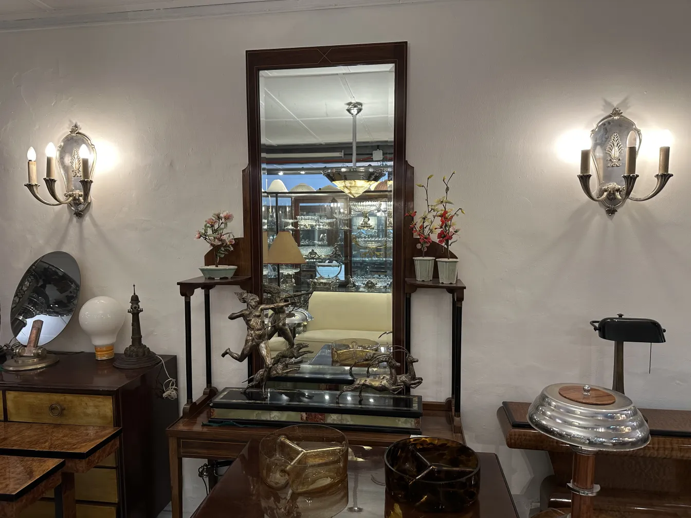 Par de apliques antiguos de estilo elegante con luz cálida, gran ambiente