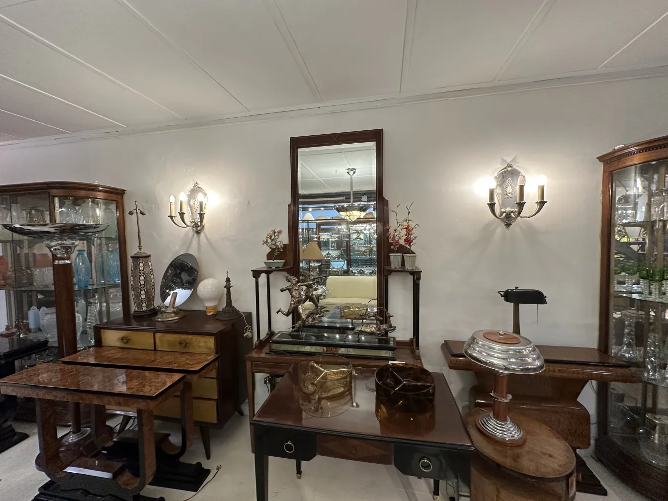 Appliques anciennes avec un design classique éclairant le mur