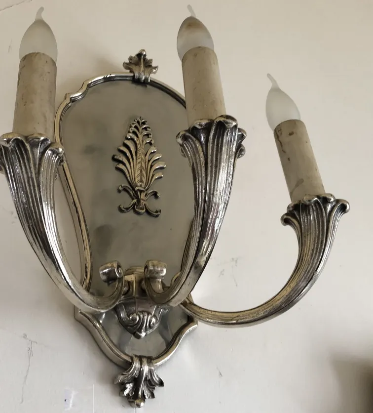 Appliques anciennes avec un design élégant et des lumières