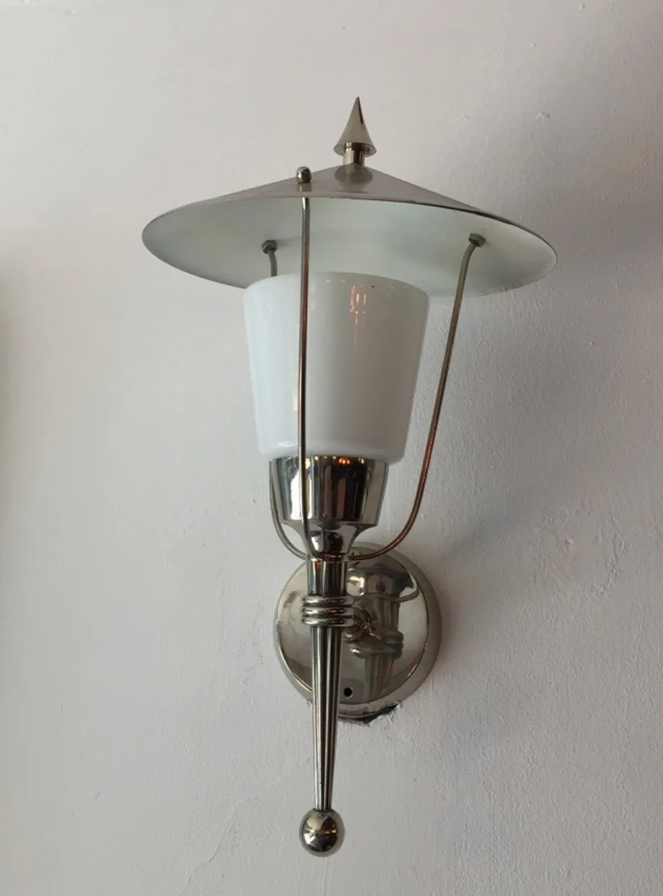 Par de luminárias de parede antigas com design elegante em metal e vidro, perfeito para interiores.