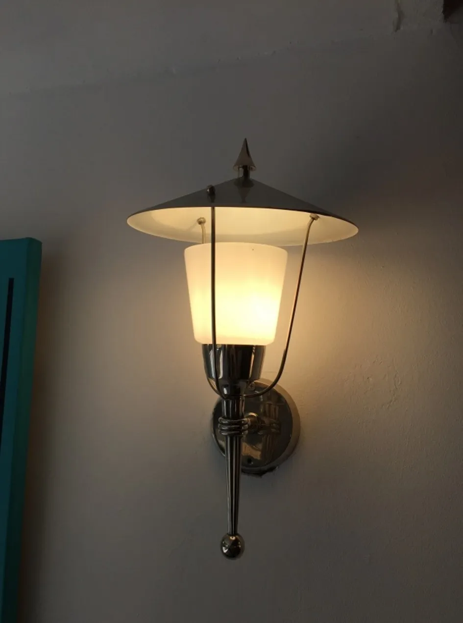 Antikes Paar Wandleuchter, das sanftes und elegantes Licht bietet.