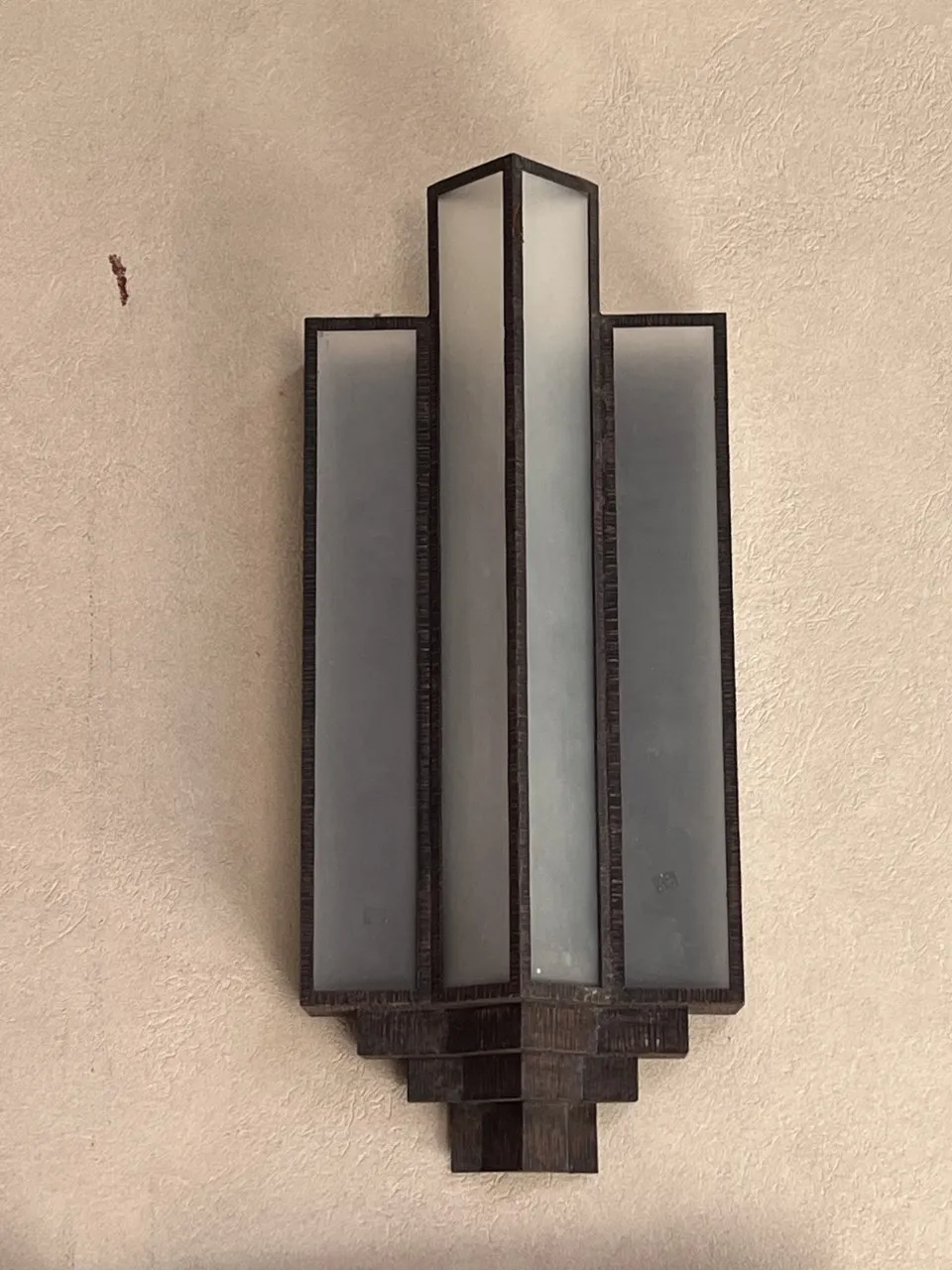 Antikes Paar Wandleuchter vor einem hellen Hintergrund mit elegantem Design.