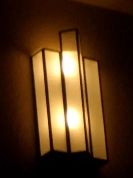 Duo de apliques antiguos con luz cálida, ideal para decoración.