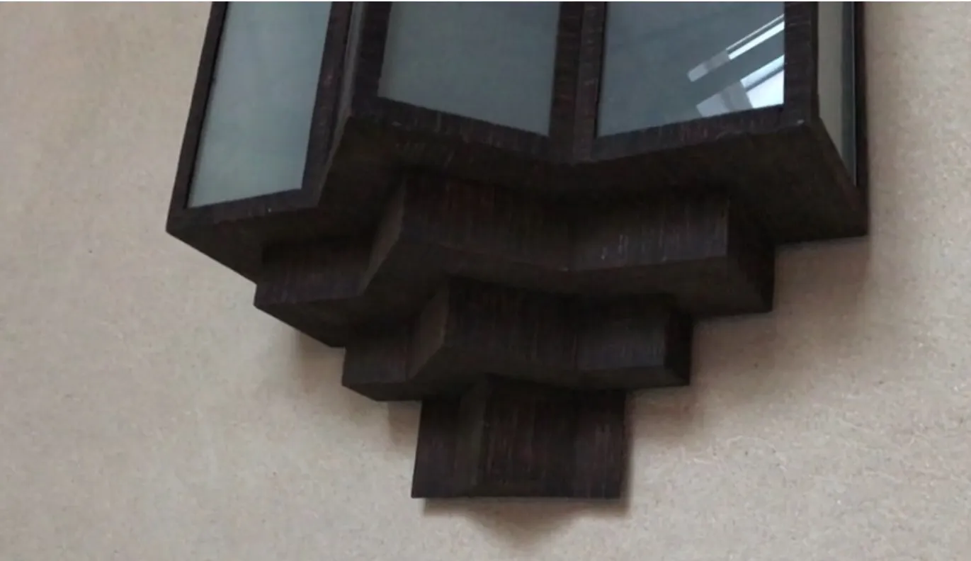 Paar antike Wandleuchter mit einzigartigem Design an der Wand.