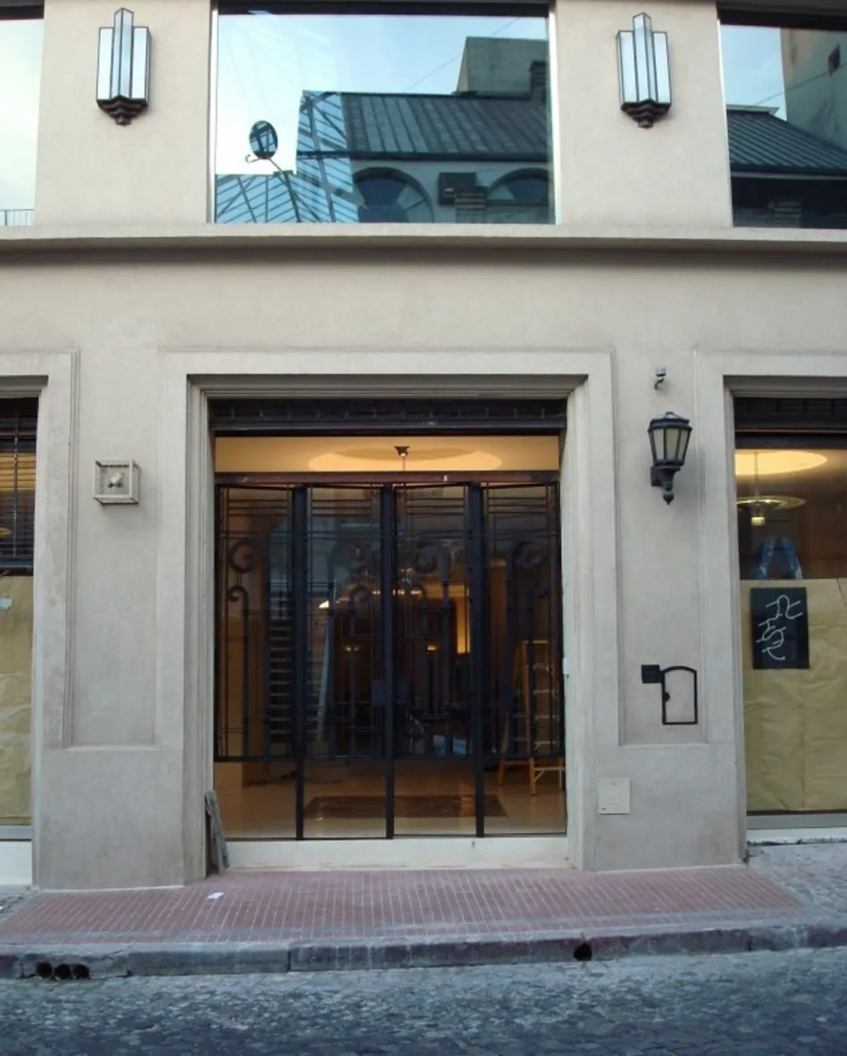 古董壁灯装饰在建筑立面上。