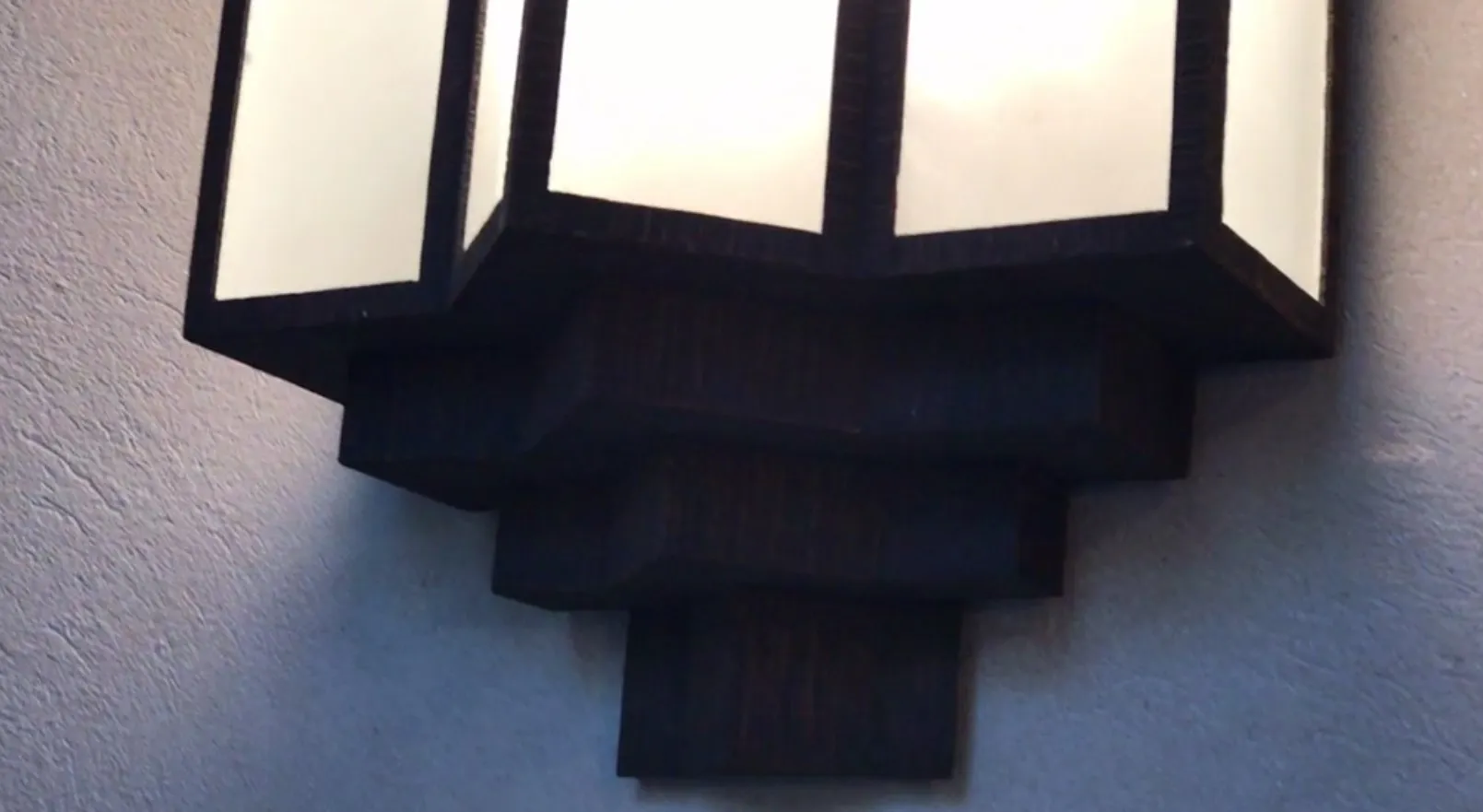 Luminárias de parede antigas com detalhes em preto, ideais para decoração.