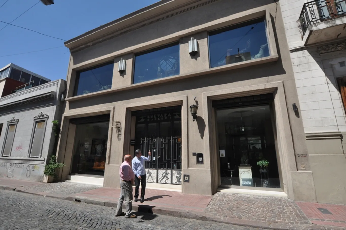 दो प्राचीन दीवार के स्कोनस सुरुचिपूर्ण डिजाइन के साथ।