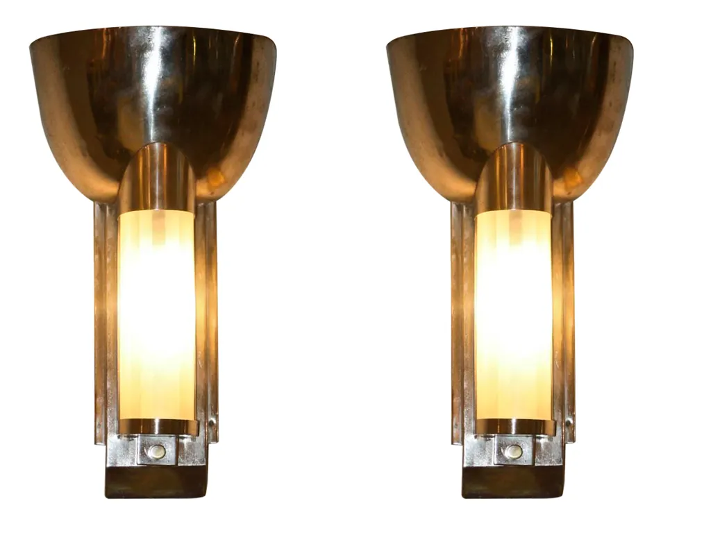 Coppia di applique antiche con design elegante, illuminazione soffusa